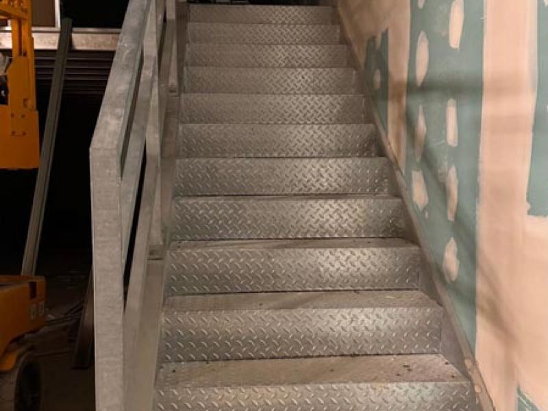 Montaje profesional de escalera fija de aluminio en Donostia