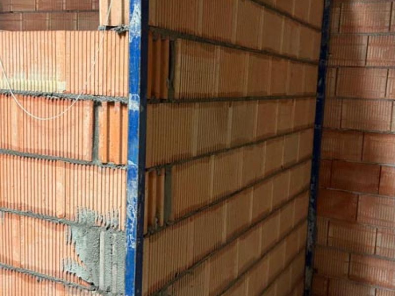 Proceso de construcción: levantado de tabique de ladrillo en Donostia